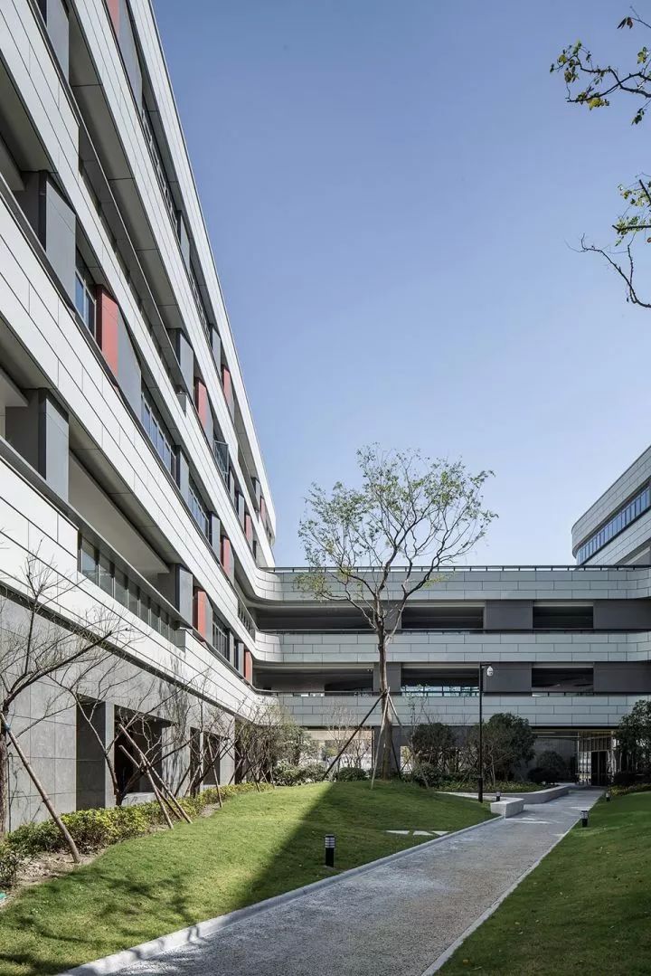 拒绝“千校一律”,浙大教院附中完成漂浮立体校园