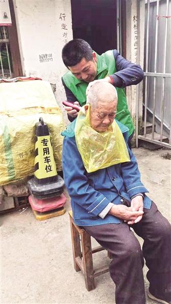 志愿者悉心照料空巢老人老人去世后留5万多元建爱心亭