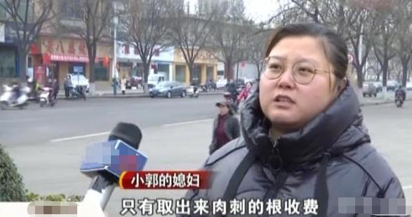 女子脚上拔出黑刺,女子脚底被一根刺扎伤了