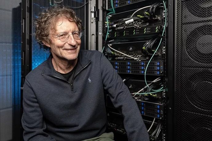 交通部宣布网约车与出租车融合；美国二手电动车交易也有望获补贴；股东退出缘于理想汽车搭建VIE架构；牧马人将出电动版丨智驾晚报