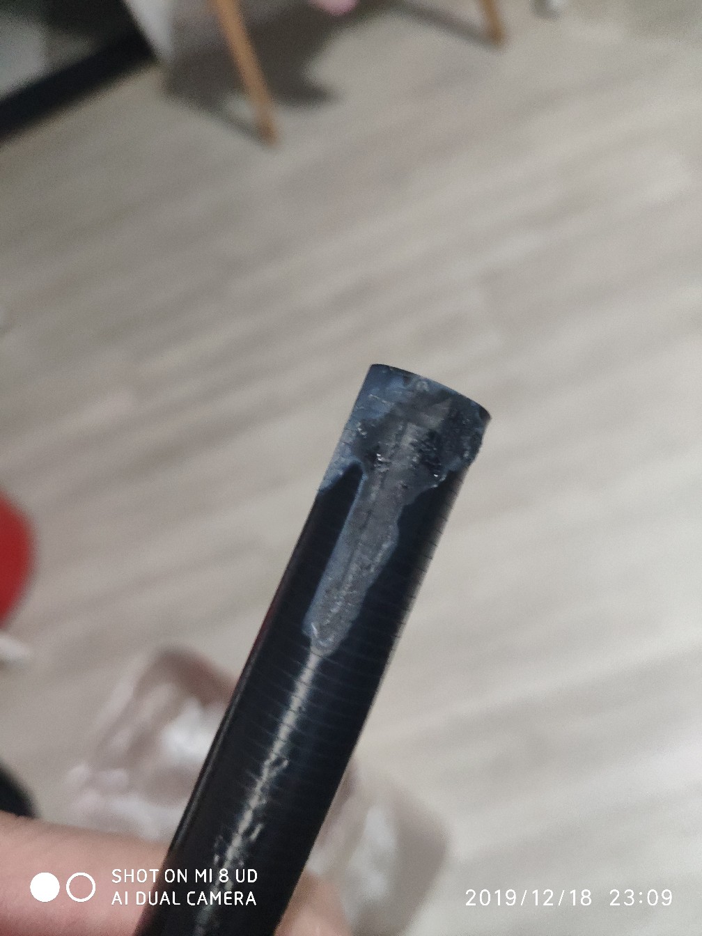 鱼竿被502胶水粘住拉不出来怎么办,鱼竿破裂最好的修复方法