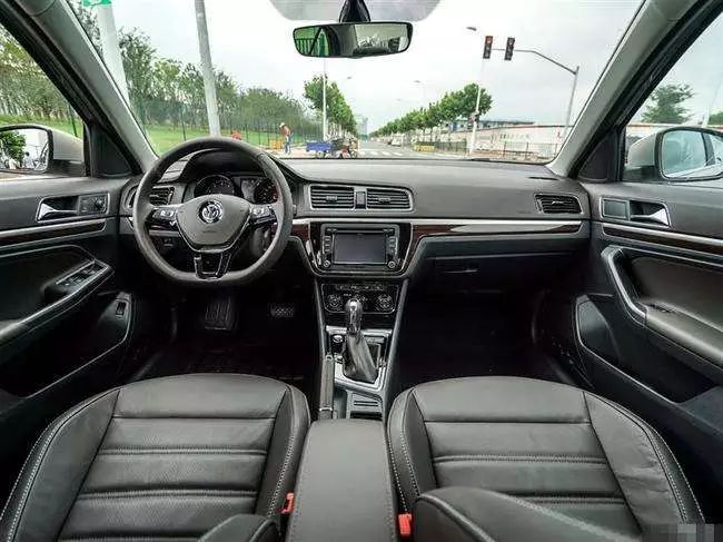 因《的士速递》买了省油能装的标致308！操控稳如狗，开起来像跑车？车主却揭开“辛酸”秘密...