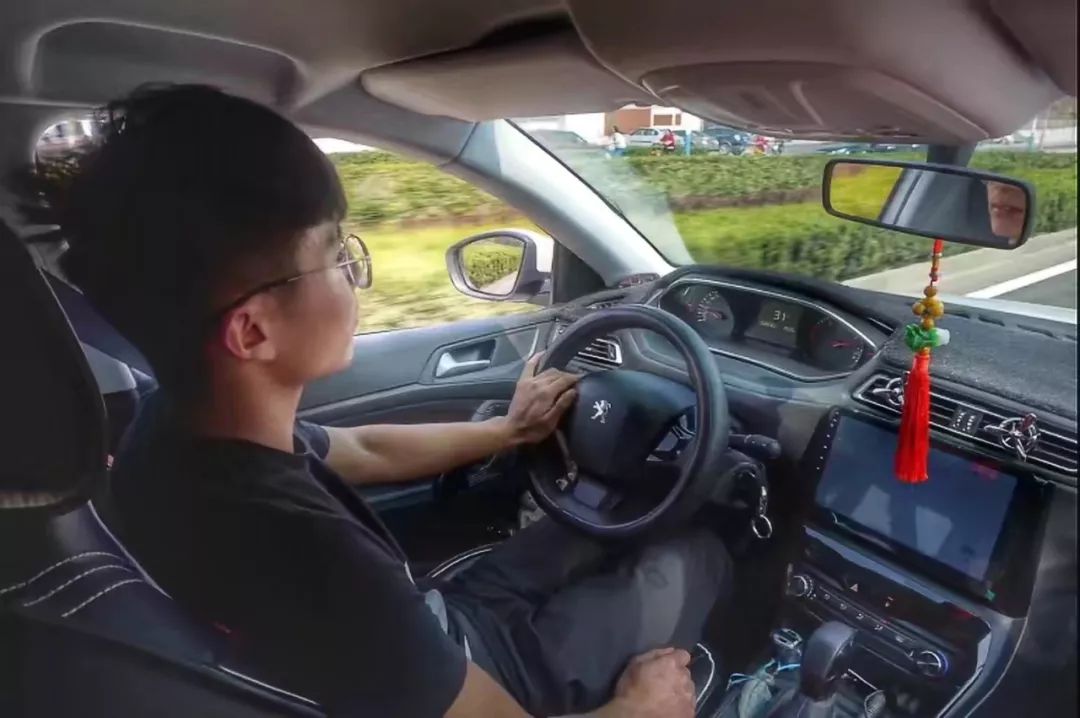 因《的士速递》买了省油能装的标致308！操控稳如狗，开起来像跑车？车主却揭开“辛酸”秘密...