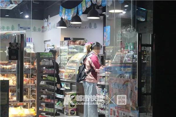 在便利店上班的年轻人,在便利店打工的女大学生
