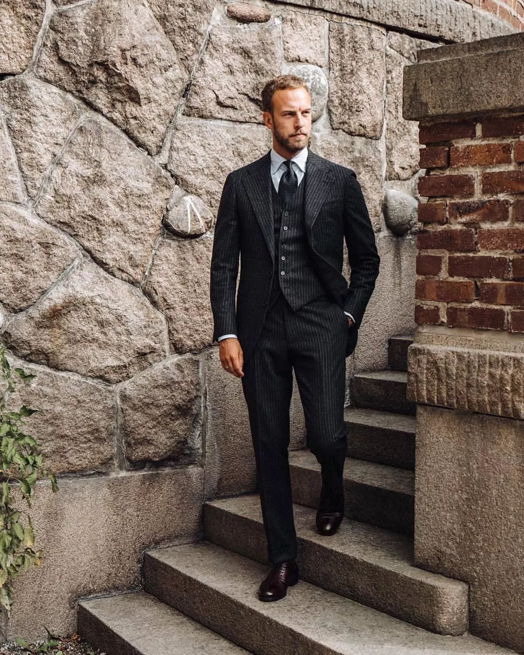 每次坐下牛仔裙后面都出现褶皱,坐下时衬衫扣子翘起