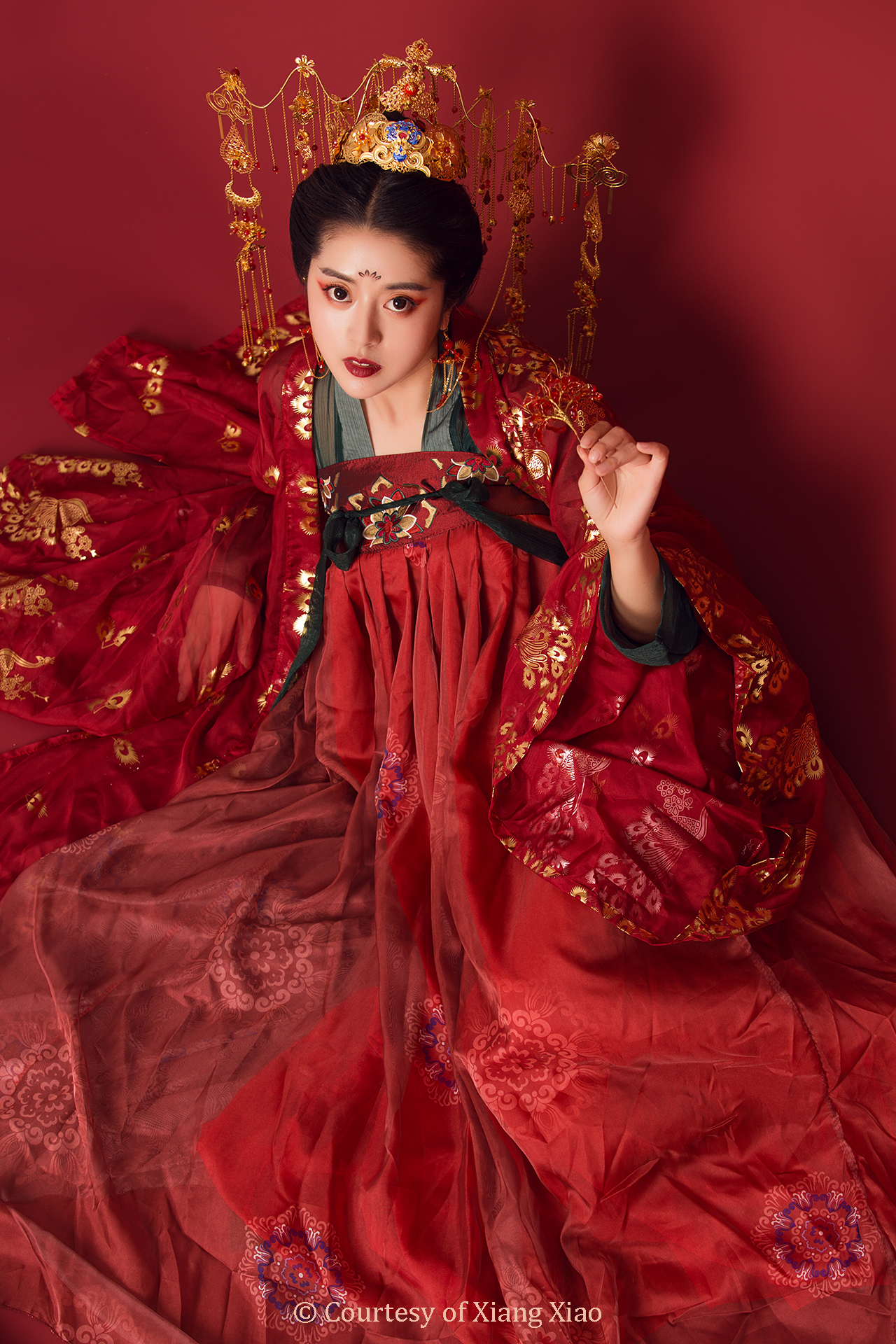 用易拉罐做凤冠的女孩,易拉罐还原凤冠