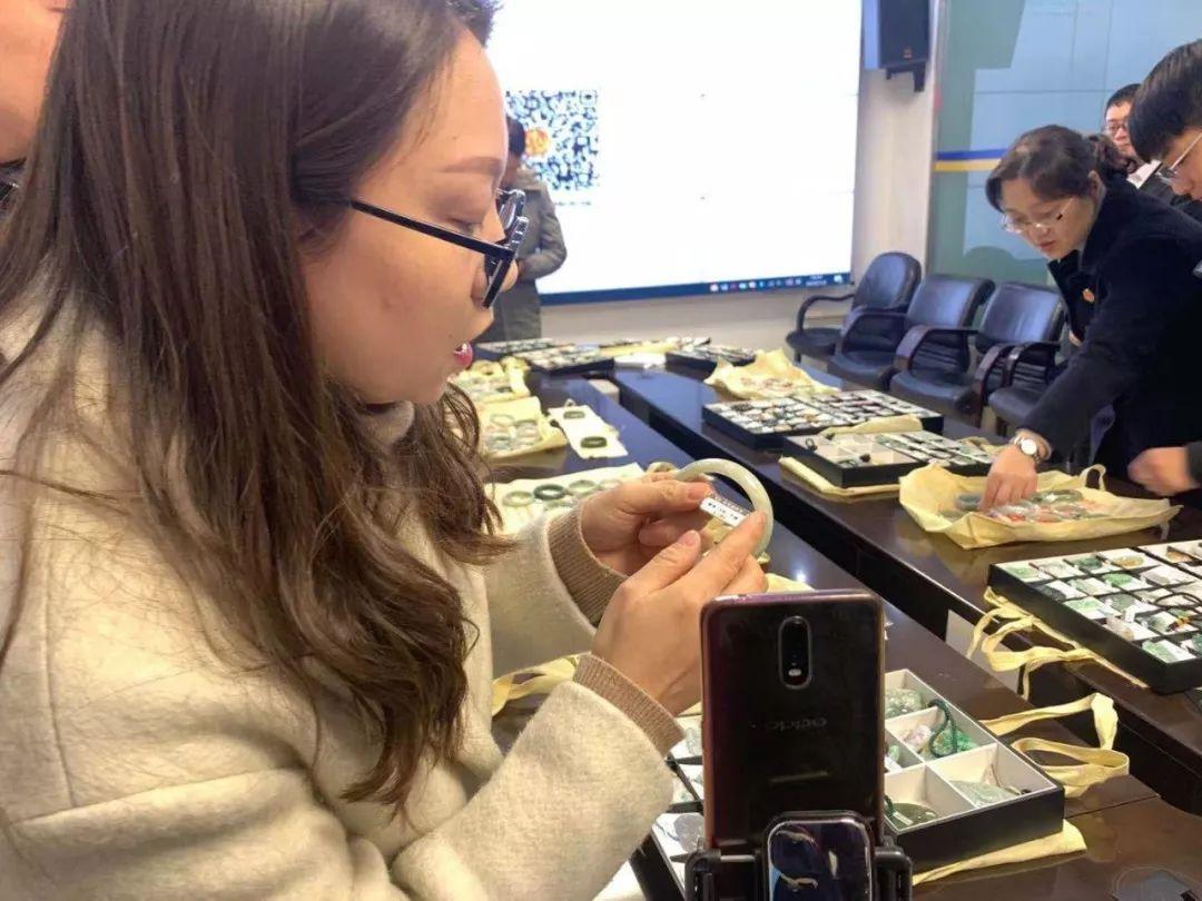 翡翠32件拍卖,近期市场拍卖一整套翡翠