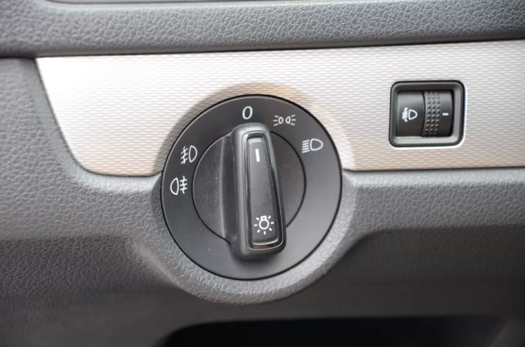 左手丰田右手大众，只花了不到5w成为人生赢家！这辆二手的朗行配置不输自家的卡罗拉！车主赚到了