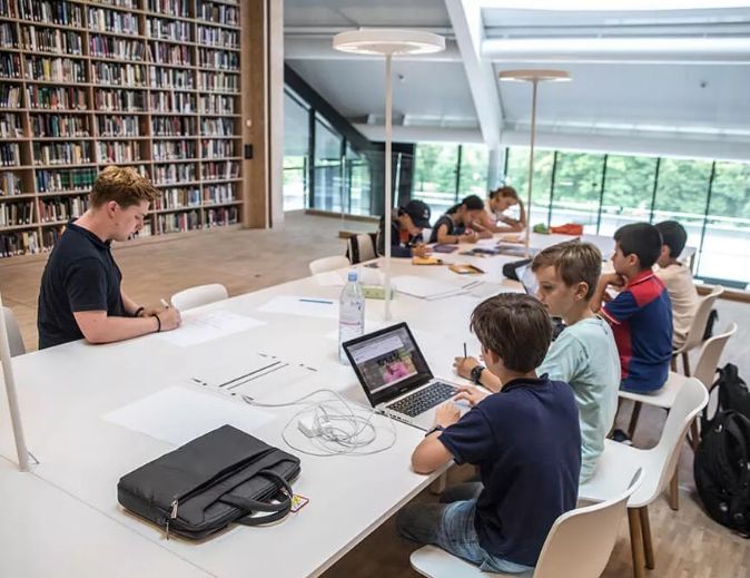 赵文卓子女学费,赵文卓女儿上最贵的学校