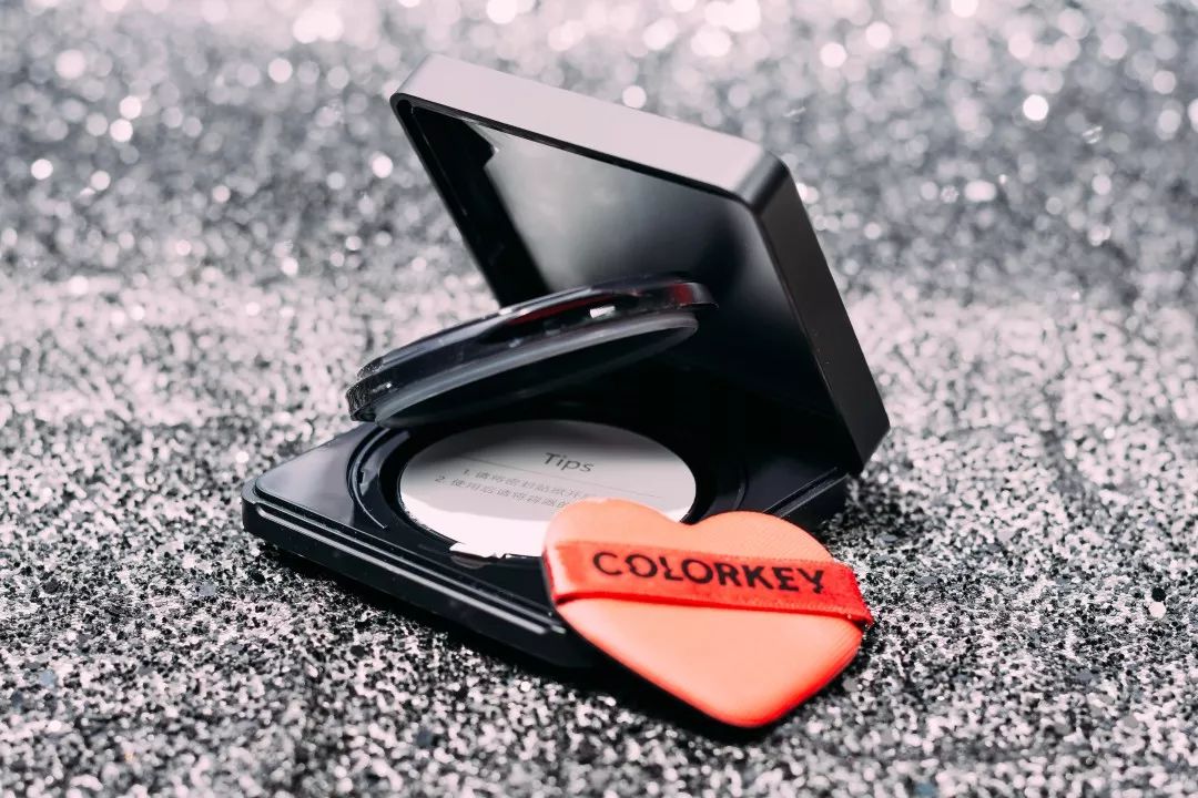 卡粉起皮用面霜还是乳液,卡粉起皮救星底妆难题解决