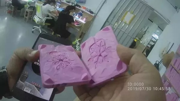 卖假奢侈品团伙被罚千万,卖假货施华洛世奇违法吗