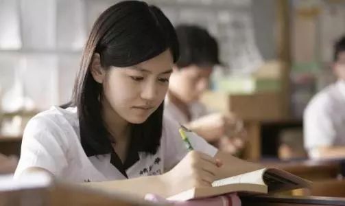 旧情再提，冷眼相对，娱乐圈小甜甜又双叒被曝婚变？