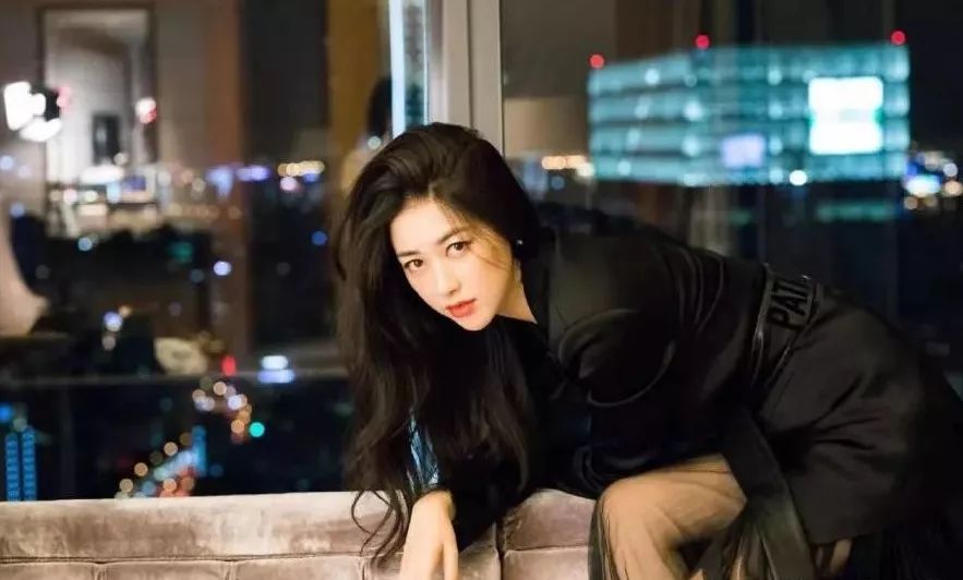 连续8年蝉联全球最美100人，35岁性感*物尤**凭美胸翻红，网友：我就是馋她身子