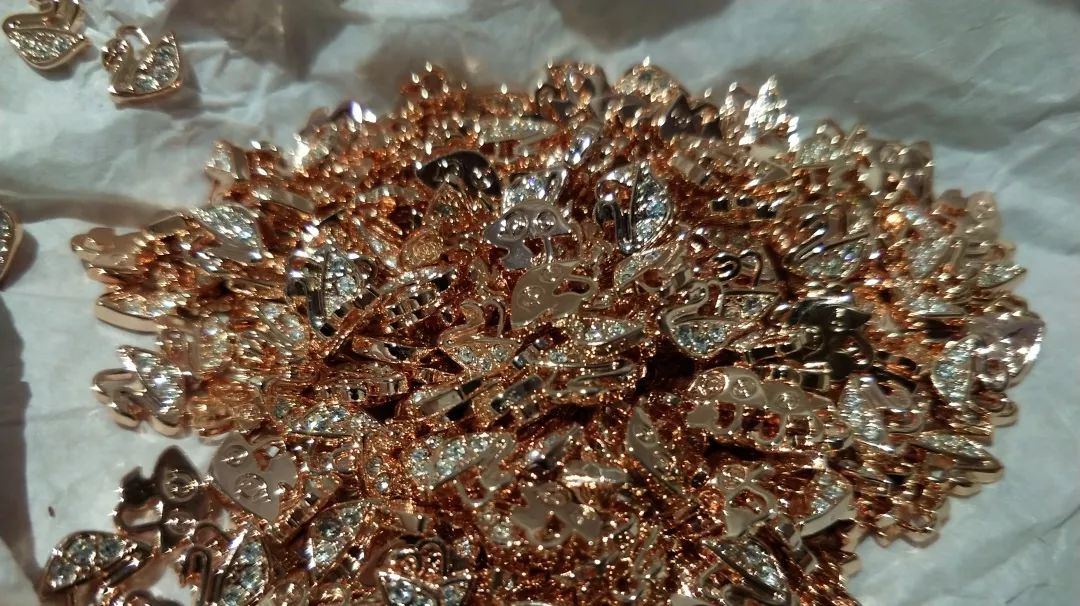 执法人员揭露珠宝店,执法人员现场查处商家谎话连篇