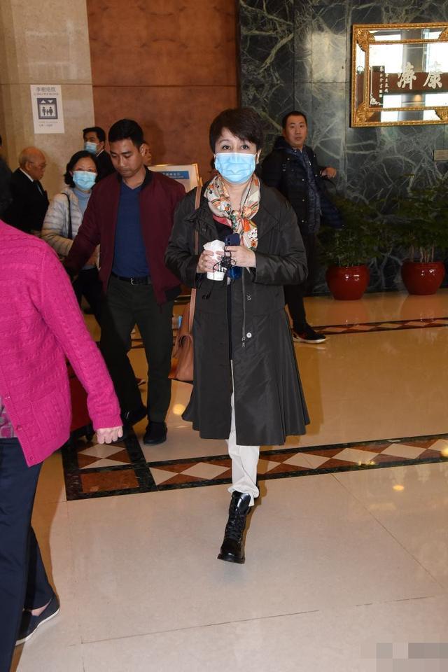 98岁赌王病情突然恶化？三太四太先后现身医院，还曾被传打续脑针