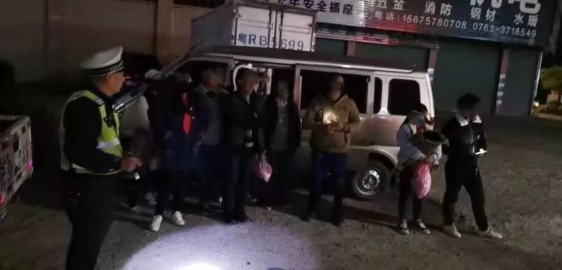 车超员多1个4岁小孩算超员吗,车里坐4个大人一个小孩算超员么