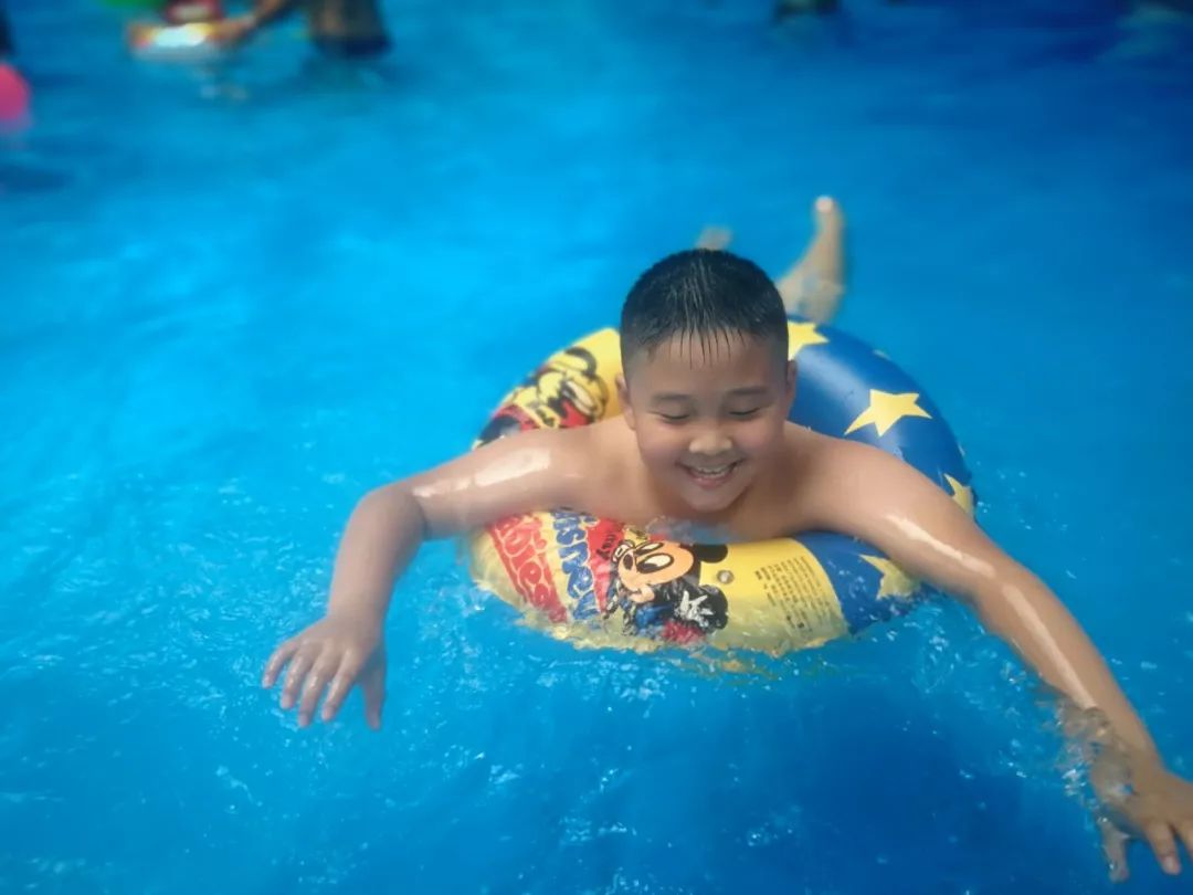 80多万的旅行轿车,80万旅游大巴车