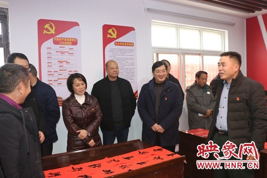 中岳庙村委送春联,城垣西路街道写春联送祝福活动