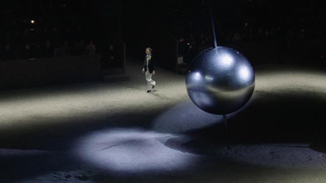 福利来惹！肖战的米老鼠竟没拼过*钟金**仁Gucci大秀浪漫表白？