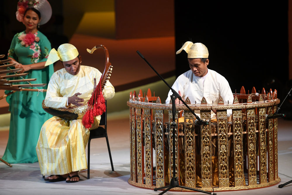 习*平近**同缅甸领导人驻足观看的这组照片太有故事
