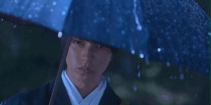 厉害了！这把伞一键自动开收伞，能抗8级大风