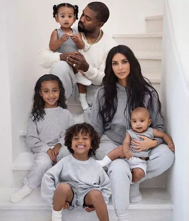 侃爷晒与卡戴珊合照想复合,侃爷卡戴珊时装发布会