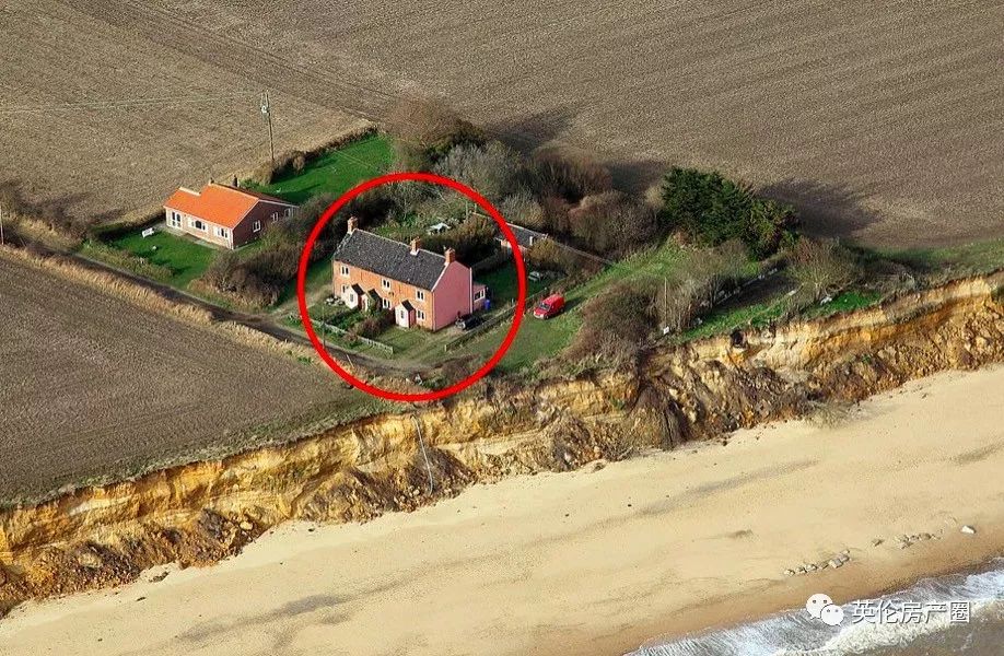 原本是面朝大海最美的崖边别墅,现在却要被大海吞没...英国这岛是越来越小了...