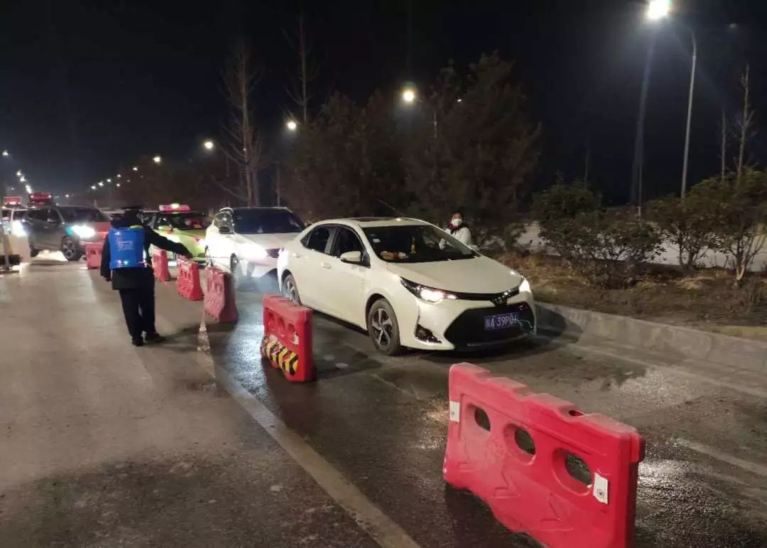 战疫一线党旗飘勇担使命践初心,让党旗在防控战役第一线高高飘扬