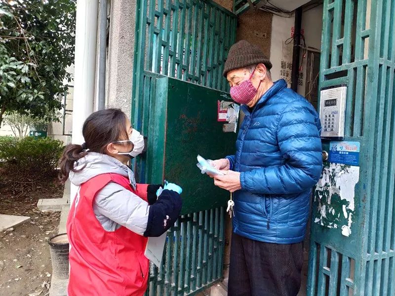 代购蔬菜、送药上门……吴淞这群居委干部开启新“副业”