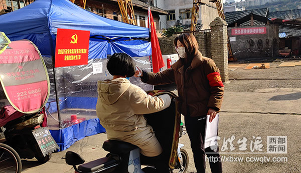 党徽闪耀伴我前行图片,党徽闪耀冲锋在前