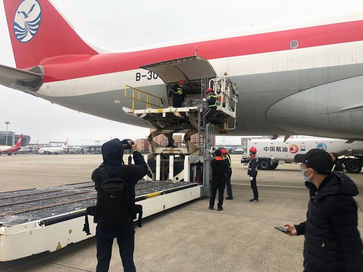 就在刚刚，温州包机从欧洲运送的医疗物资落地了