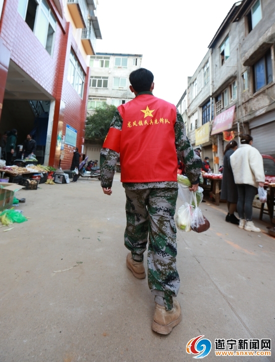 龙凤镇90名红马甲服务3万群众