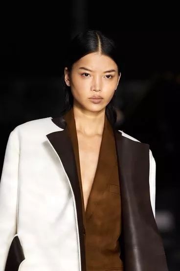 提炼Burberry的风格启示：由穿着者展开窥内览外的理性与感性