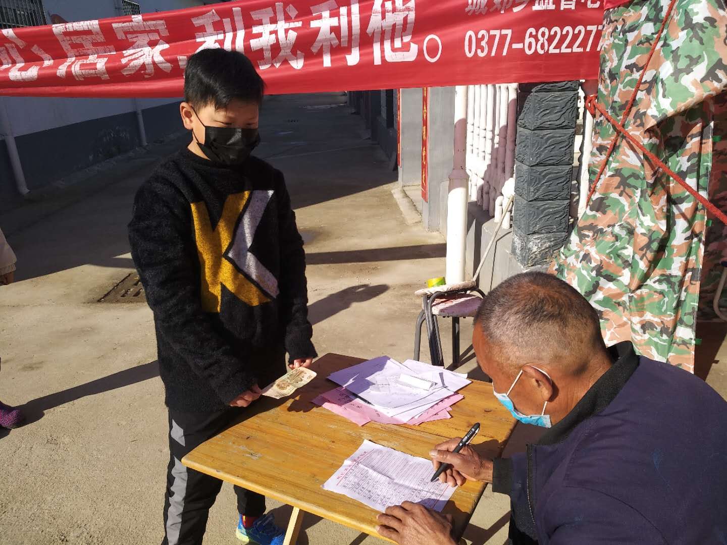 抗击疫情村民献爱心捐助,抗击肺炎村民捐款