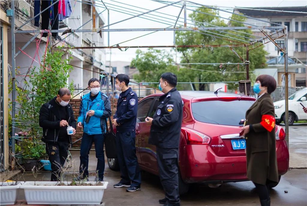 抗疫英雄解放军战士,抗击疫情一线民警坚守岗位