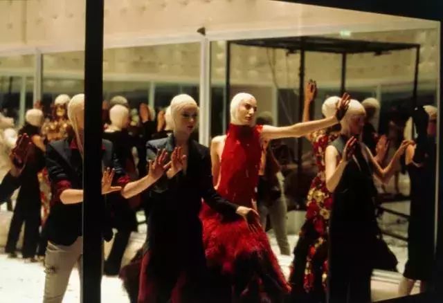 麦昆13年照片,麦昆怎么去世的