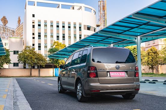 用家里的老途安来练技术,1米9小伙表示坐进去空间还很富裕!就是车机配置有点跟不上?