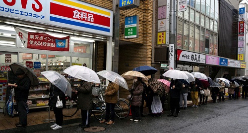 俄媒:爆买卫生纸抢口罩打架新冠疫情让日本人慌了安倍喊大家平静