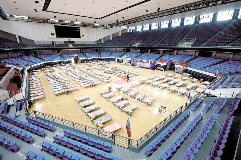 方舱医院里的集体生活：支援队、广场舞与互助组