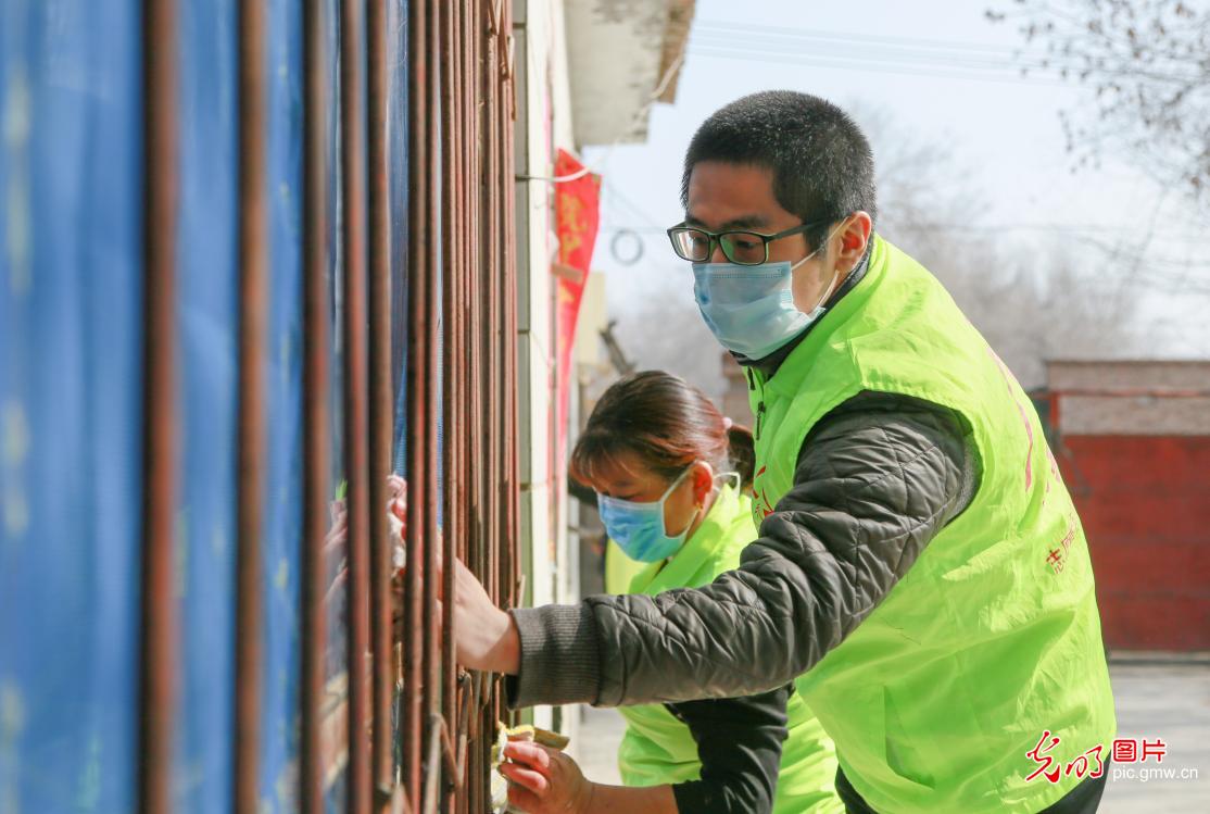 雷锋精神在疫情防控中闪烁,弘扬雷锋精神疫情防控主题党日