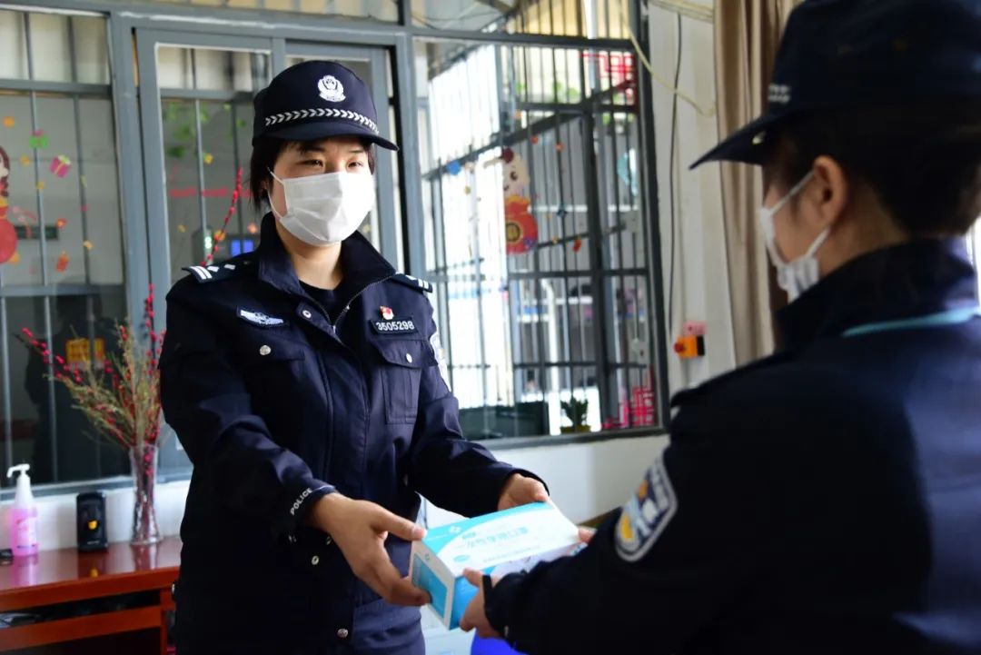 战疫里的力量,战疫前线他们用身躯筑牢防控防线