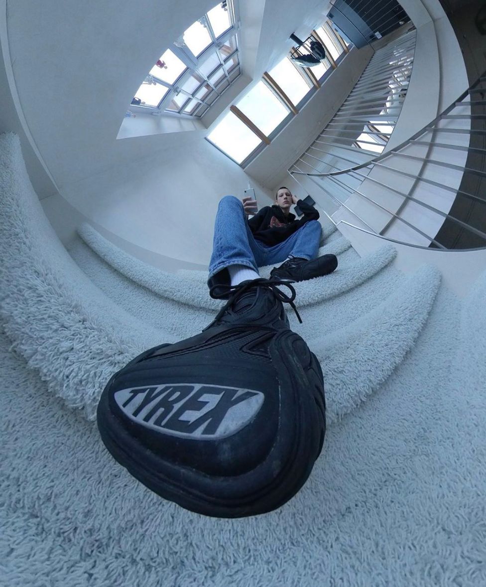 发现时髦的女人都在穿这3双鞋,穿了两只不同鞋子发朋友圈