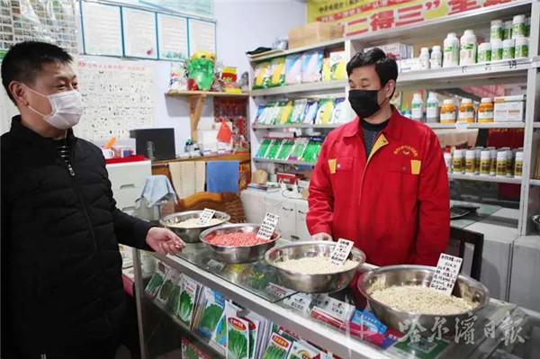 春耕生产农资送上门服务到田间,春播玉米种子开始送货