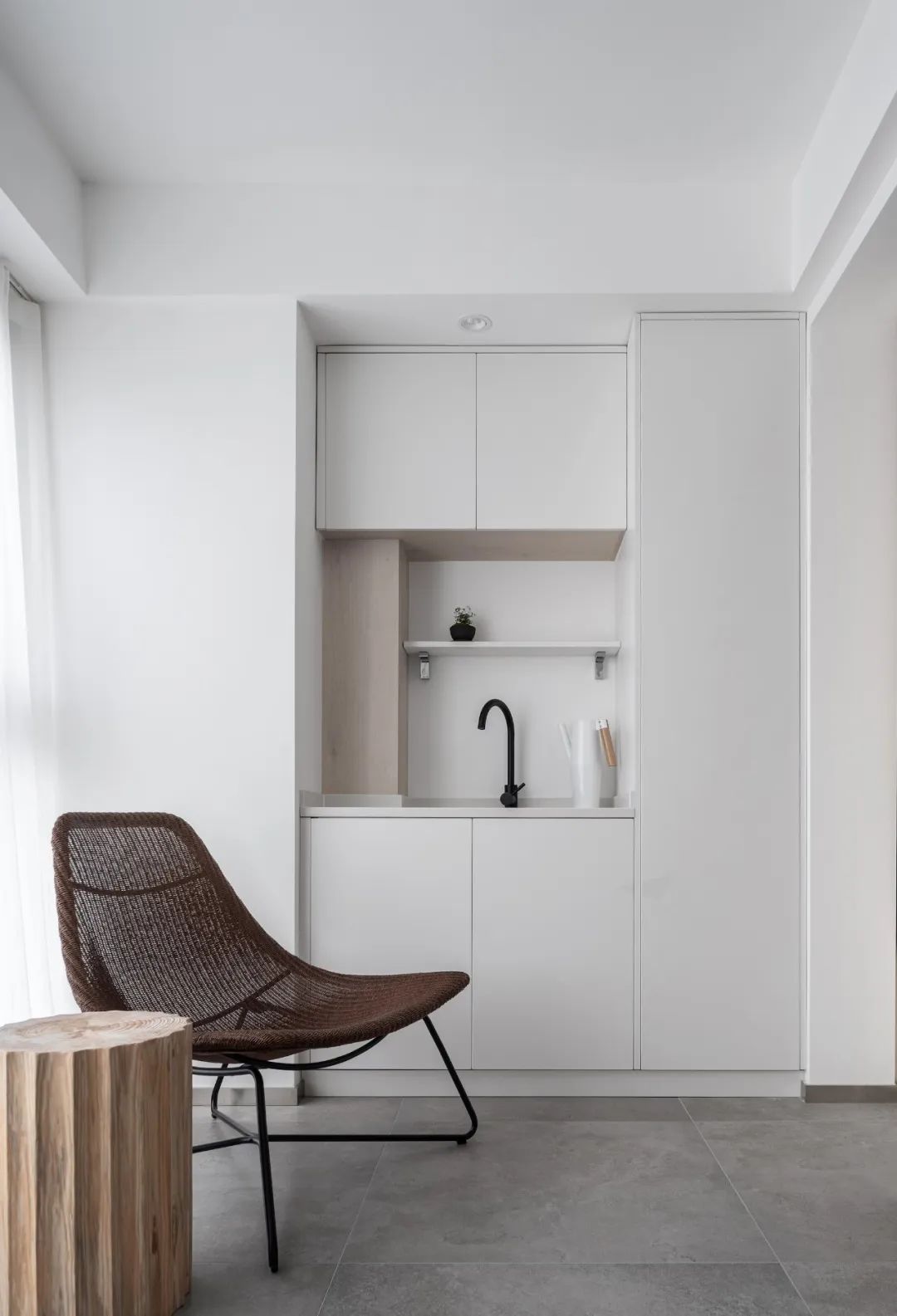 入门玄关连着小房间不浪费空间,现代化两边不靠墙入户玄关实用