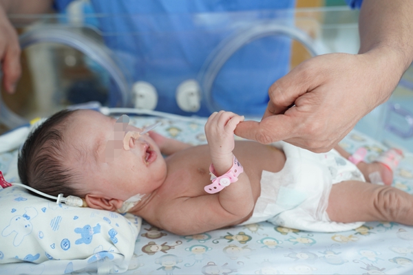 刚出生宝宝揪心一幕,揪心的新生儿