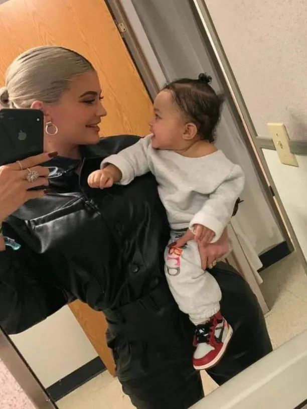 2岁穿高定、LV定制小零食...跟她比李湘王菲的闺女也只是平民…