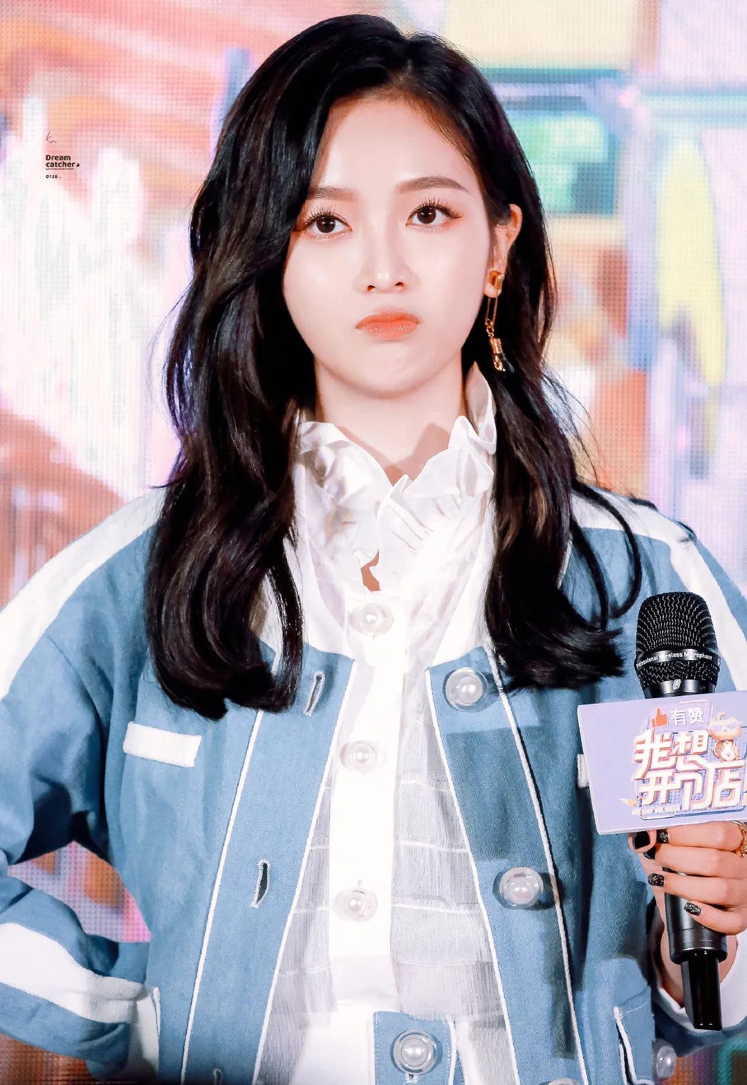 今年的自信就指着领子了