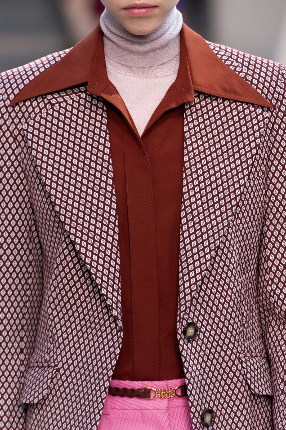 今年的自信就指着领子了