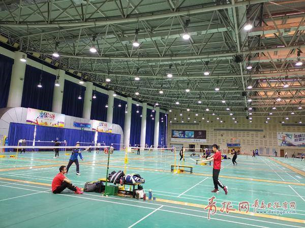 迎着阳光开启新一天的美好生活,青岛市民健身中心开放时间