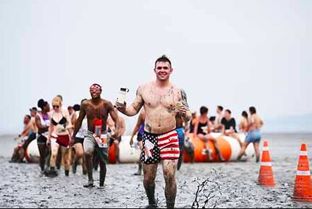 沾走“秽气”！各国花样泥浴泡出心中喜